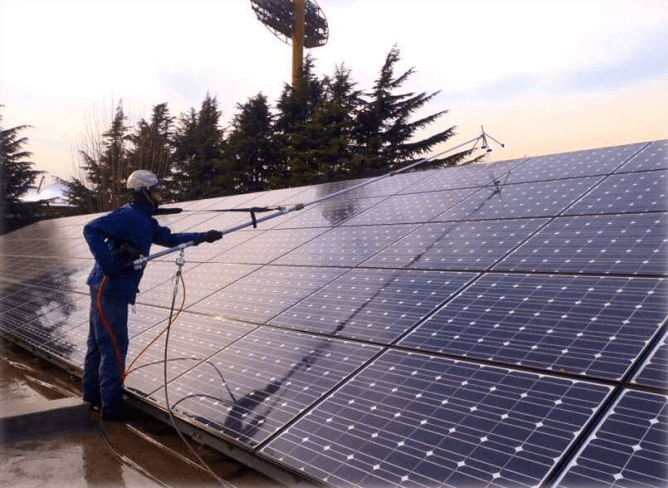 太陽光発電のパネル清掃の様子
